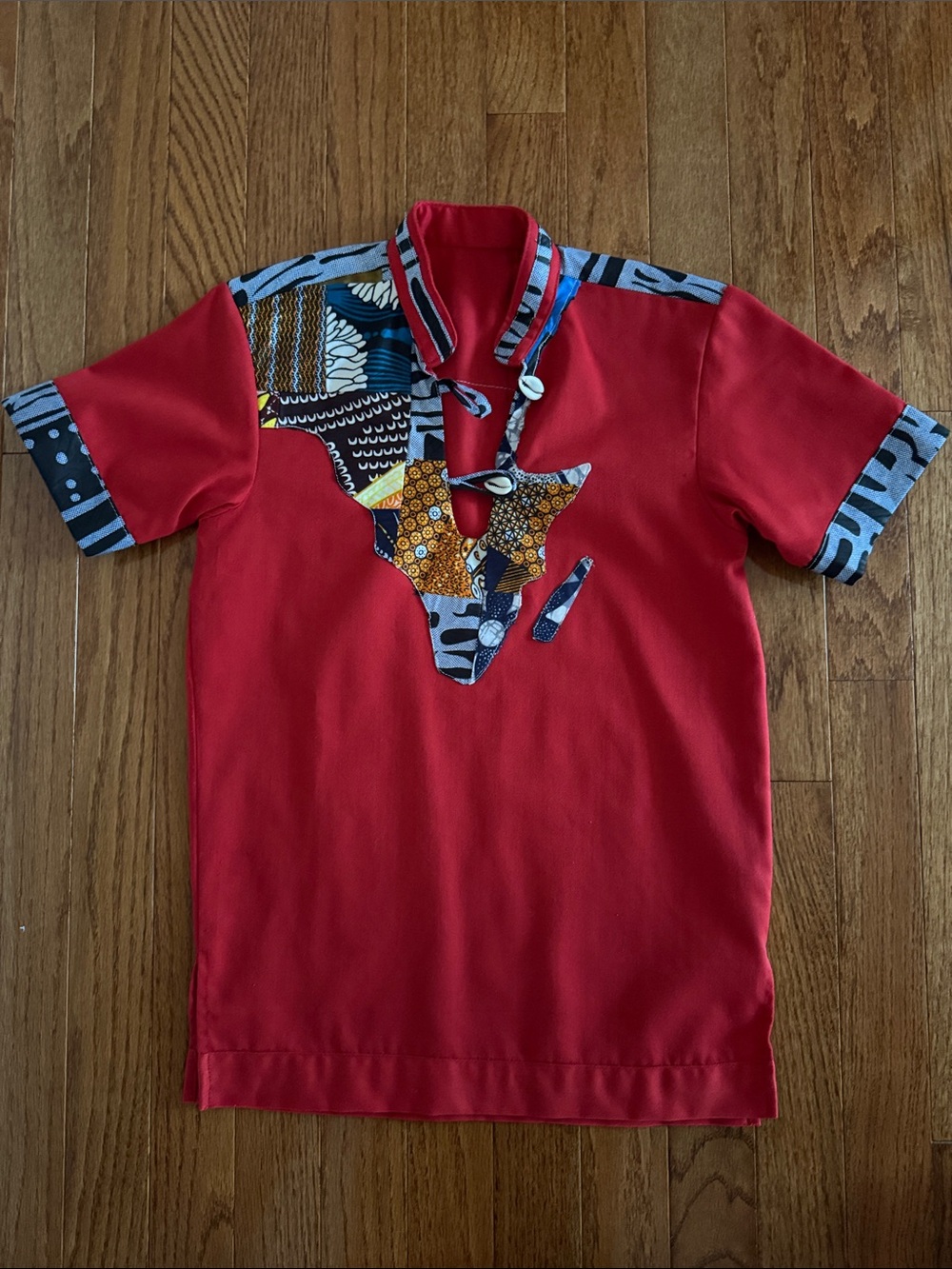 🎉 Ankara Red Kids' Short Sleeve Shirt with Patterned Africa Appliqué(Size 7)🎉